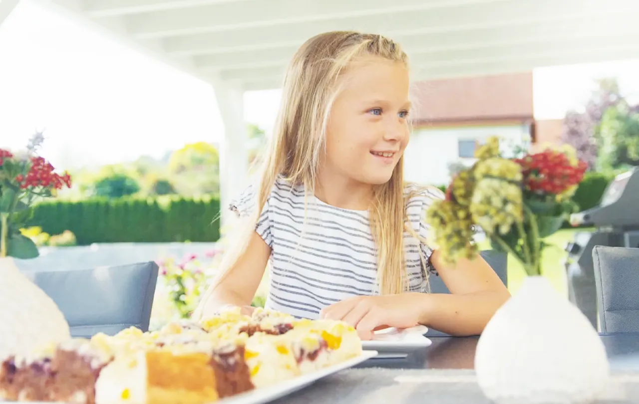 Mädchen unter Solarterrasse